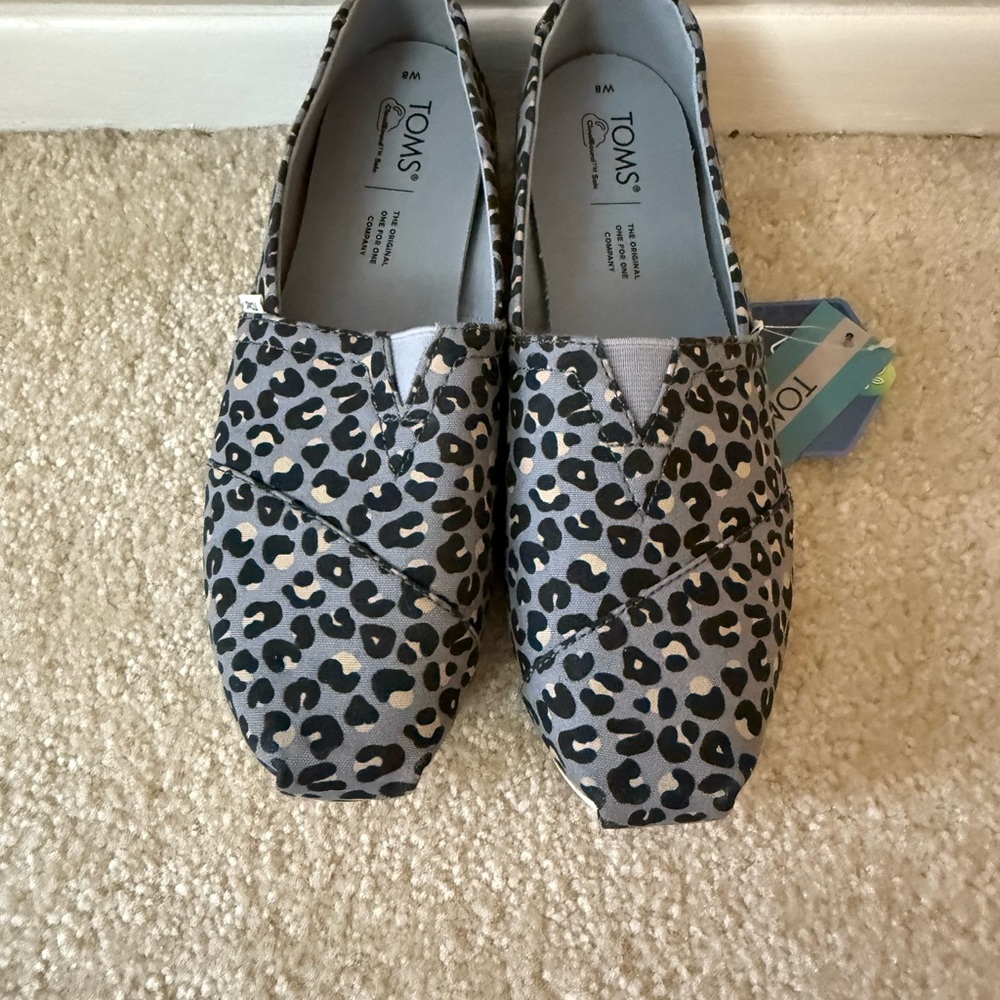 NWT TOMS Women’s Gray and Black Animal Print Slip-Ons Size 8 - Picture 3 of 8